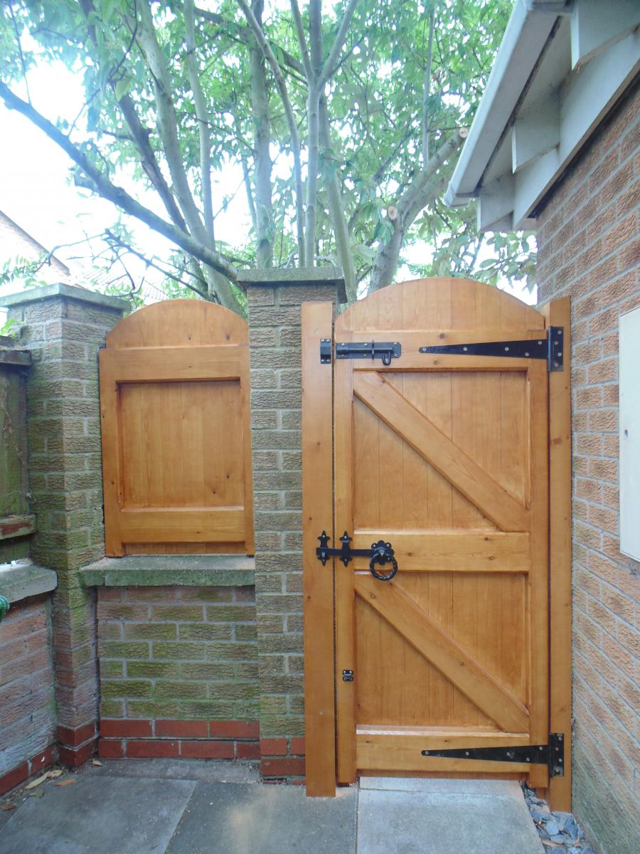 Arch Top Brace & Ledge Side Gates - Products - Gates and fencing in