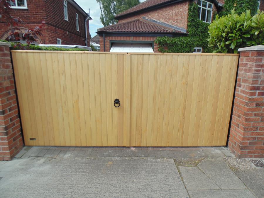 Straight Top Brace & Ledge - Products - Gates and fencing in York ...