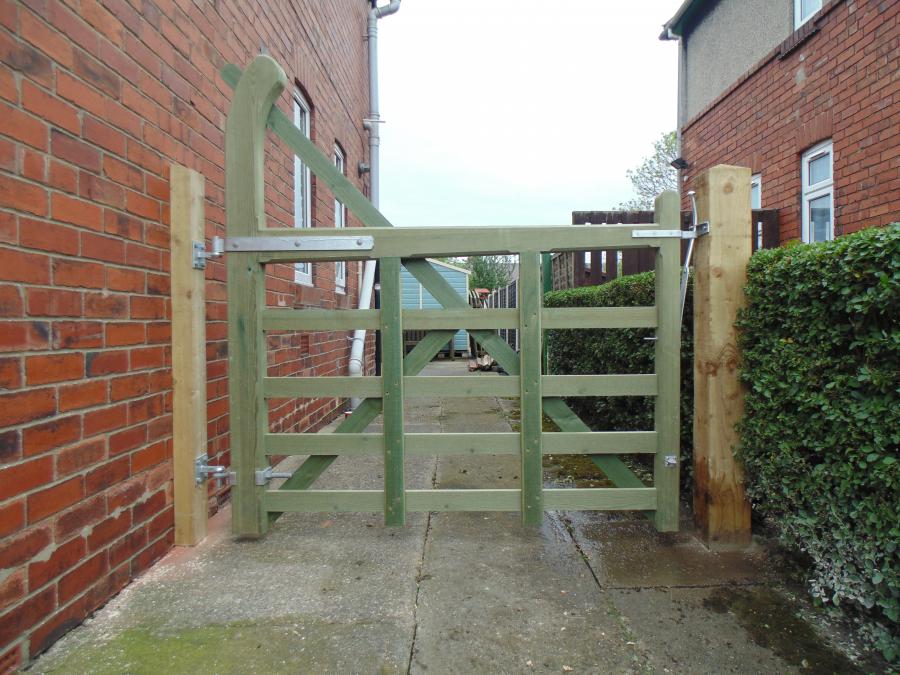 Curved Heel 5 Bar Gates (Softwood) - Products - Gates and fencing in ...